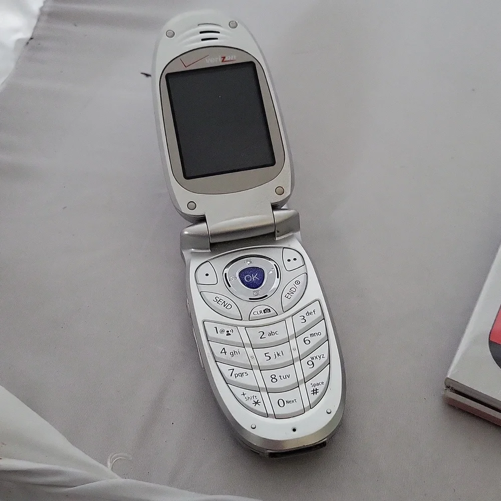 LG Model VX5300 Silver/Gray Verizon Wireless LG-VX8300 Flip Cell Phone